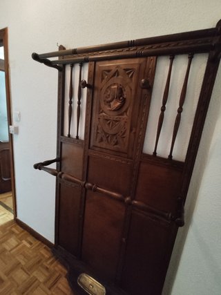 Perchero de madera tallada
