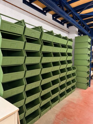 Gavetas metálicas verdes apilables