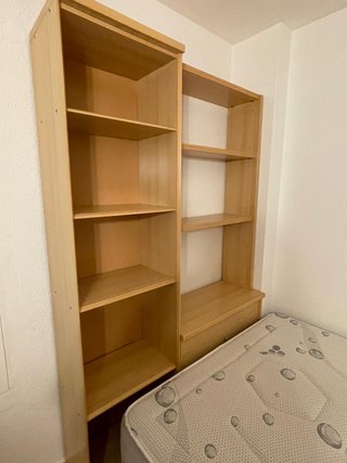 Cama canapé, colchón, escritorio y estanterías
