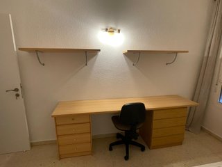 Cama canapé, colchón, escritorio y estanterías