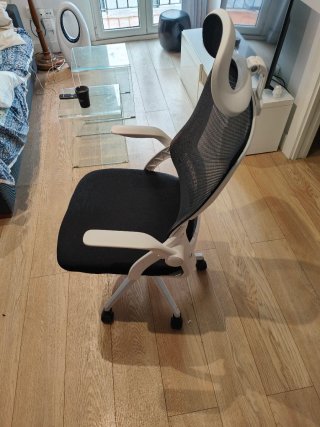 Silla de oficina ergonómica negra y blanca