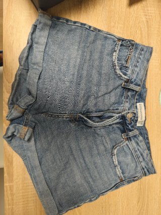 Pantalón corto vaquero desgastado