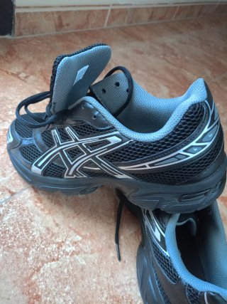Zapatillas Asics Negras y Plateadas