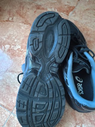 Zapatillas Asics Negras y Plateadas