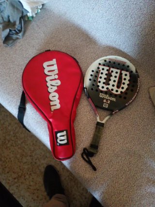 Pala de pádel Wilson con funda