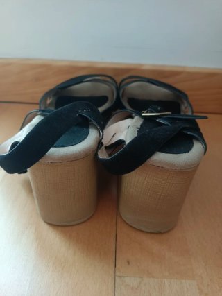 Sandalias negras de tacón