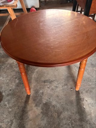 Mesa redonda de madera
