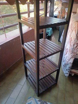 Estantería torre de madera oscura
