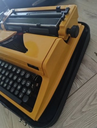 Macchina da scrivere Erika gialla