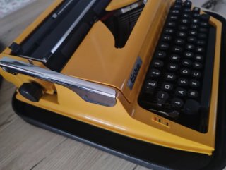 Macchina da scrivere Erika gialla
