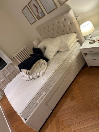 Cama doble con almacenamiento beige