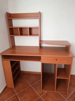 Escritorio madera con estanterías