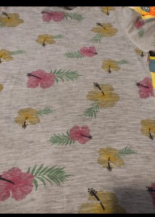 Camiseta manga corta flores tropicales gris