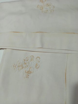 Juego de cama bordado beige y dorado
