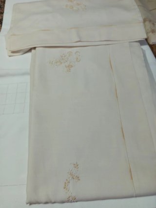 Juego de cama bordado beige y dorado