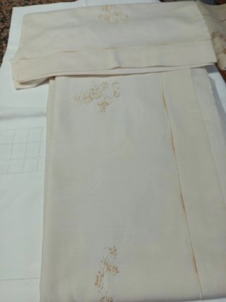 Juego de cama bordado beige y dorado