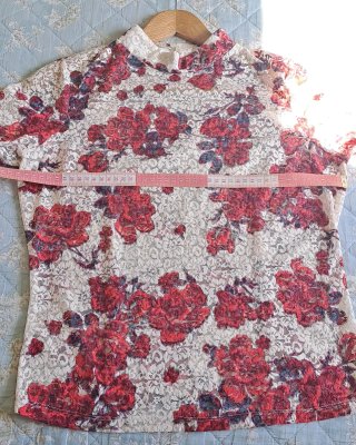 Camiseta Zara encaje floral roja y blanca