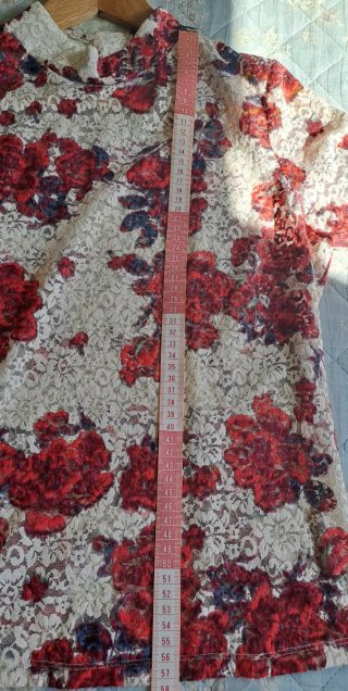 Camiseta Zara encaje floral roja y blanca