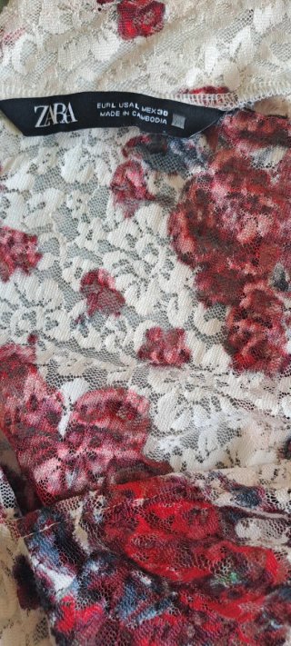 Camiseta Zara encaje floral roja y blanca