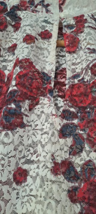 Camiseta Zara encaje floral roja y blanca