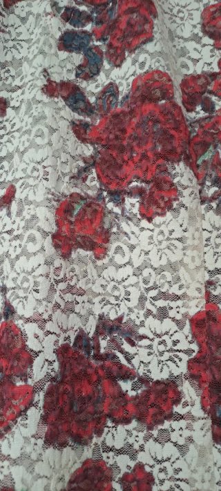 Camiseta Zara encaje floral roja y blanca
