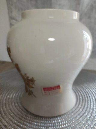 Jarrón de porcelana con flores doradas