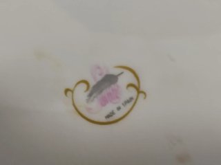 Jarrón de porcelana con flores doradas