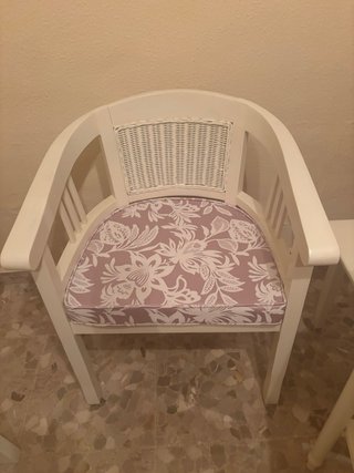 Sillón con reposabrazos y cojín floral