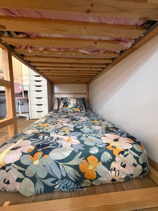 Litera infantil con diseño de casita