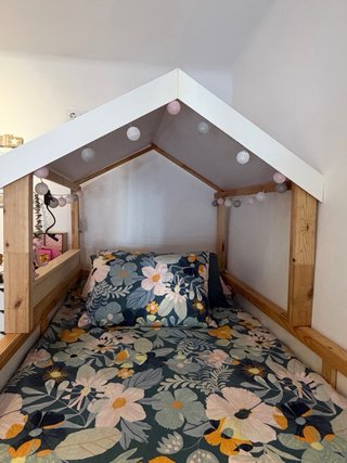 Litera infantil con diseño de casita