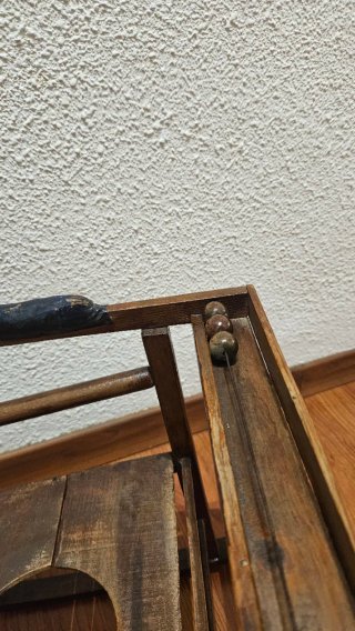 Silla de bebé antigua de madera
