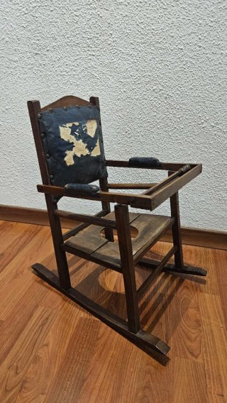 Silla de bebé antigua de madera