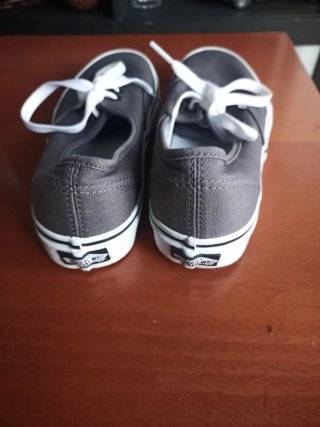 Zapatillas Vans grises y blancas