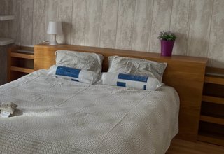 Cabecero madera IKEA con mesitas integradas