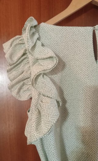 Vestido corto con volantes