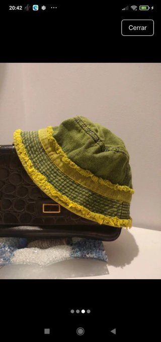 Gorro de tela vaquera con flores