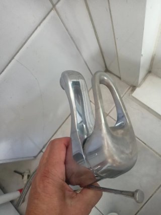 Lavabo de porcelana blanco con grifo