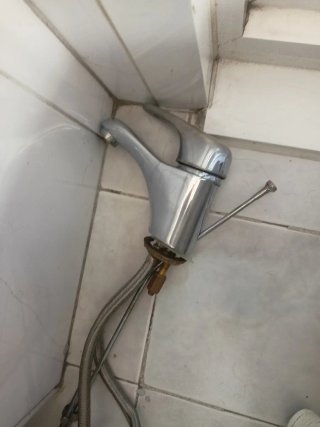 Lavabo de porcelana blanco con grifo