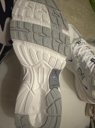 Zapatillas New Balance Plata y Blanco