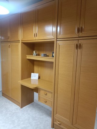 Dormitorio madera con cama abatible