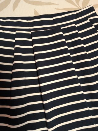 Falda azul y blanca a rayas