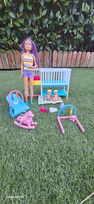 Barbie Mamá con Cuna y Bebés
