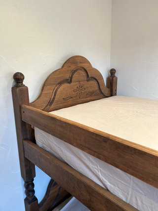 Literas madera junto con cómoda y mesita