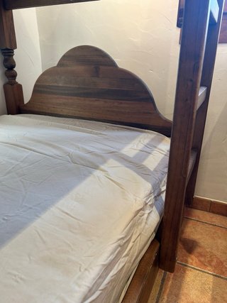 Literas madera junto con cómoda y mesita