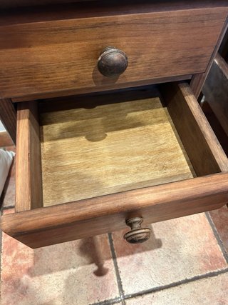 Literas madera junto con cómoda y mesita