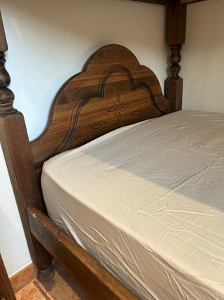 Literas madera junto con cómoda y mesita