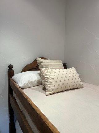 Literas madera junto con cómoda y mesita