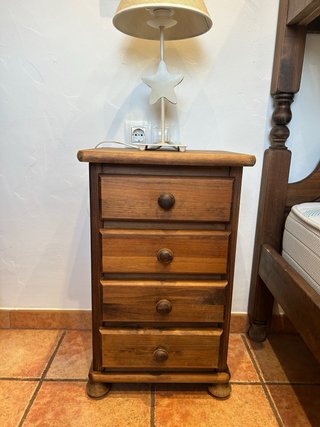 Literas madera junto con cómoda y mesita