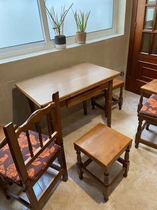 Mesa de cocina de madera con sillas y taburetes