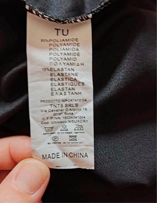 Camiseta negra escote corazón